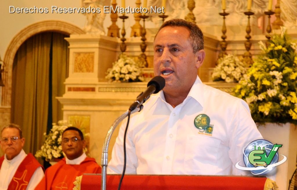 Heriberto Grullón presidente de COOPCIBAO se dirige a los socios e invitados en la misa de los 50 amiverarios de la empresa mocana